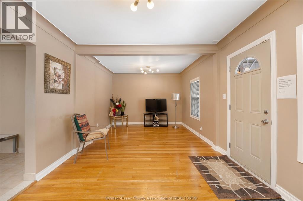 Unit MAIN - 907 GLADSTONE AVENUE, Windsor 3