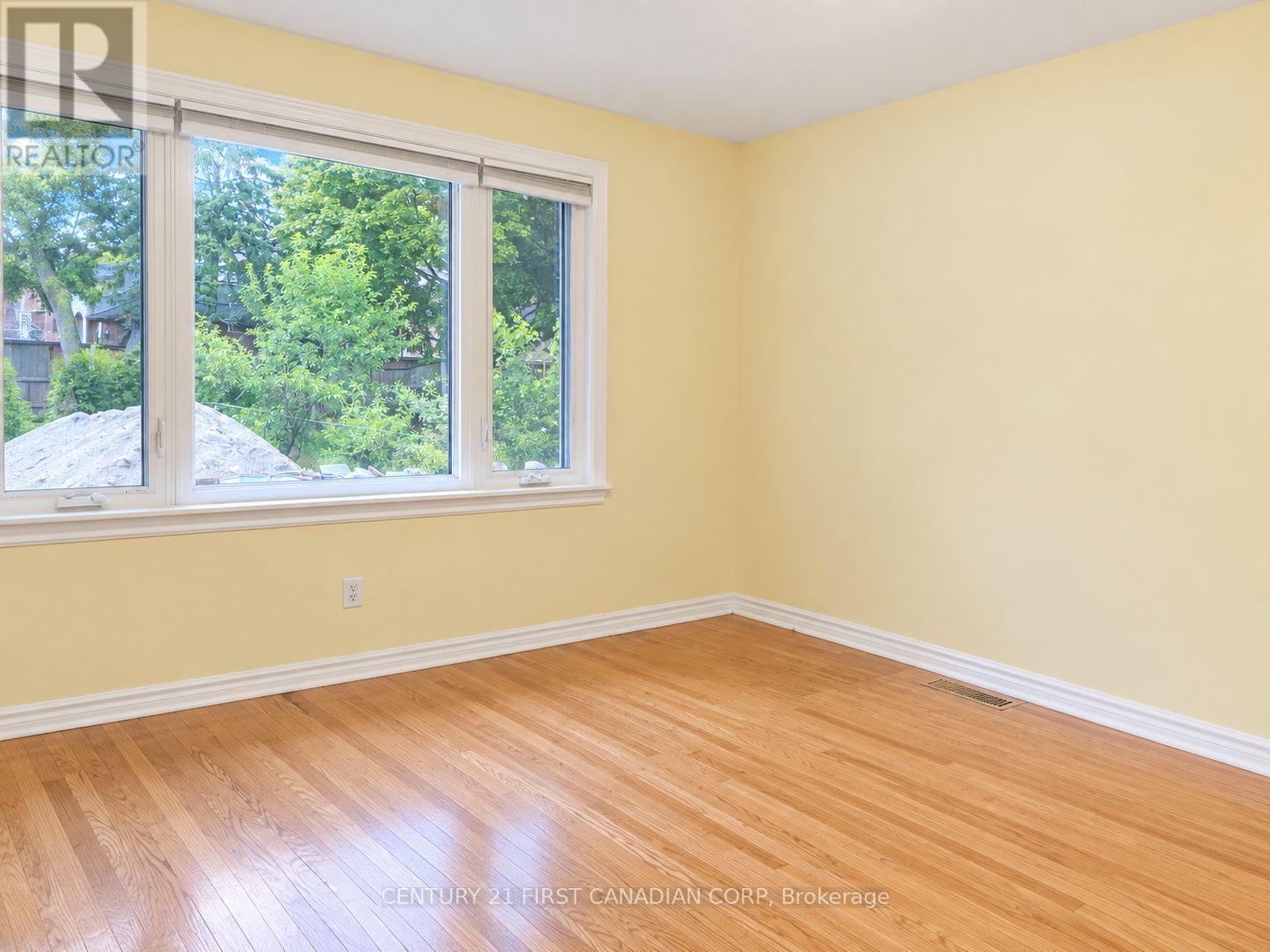 UPPER LEVEL - 638 TENNENT AVENUE, London North (North G) 2