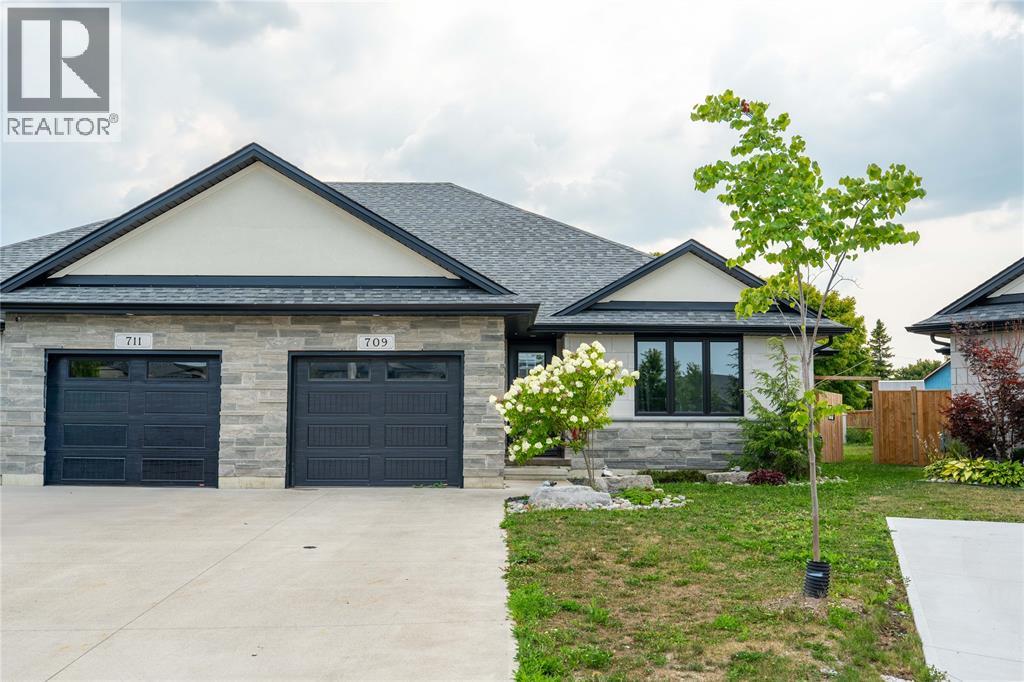 709 FERDINANDS CRESCENT, Sarnia 1