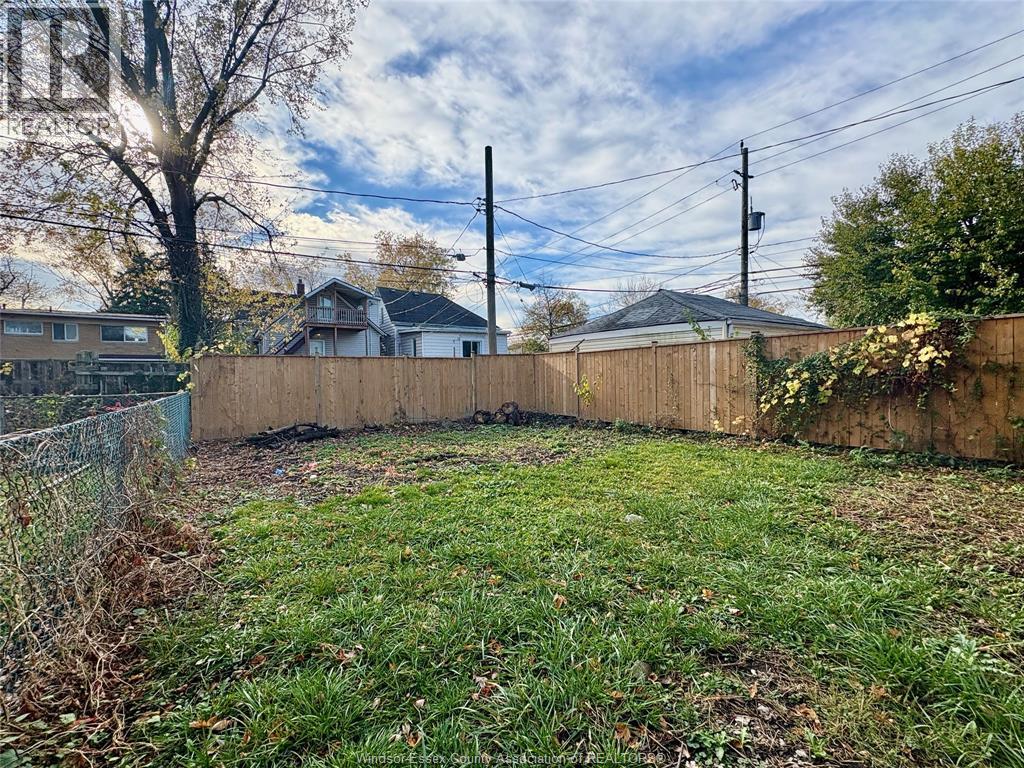449 ELLIS STREET West, Windsor 3