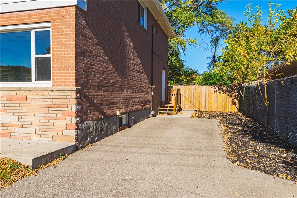 2373 Barclay Road, Burlington 4