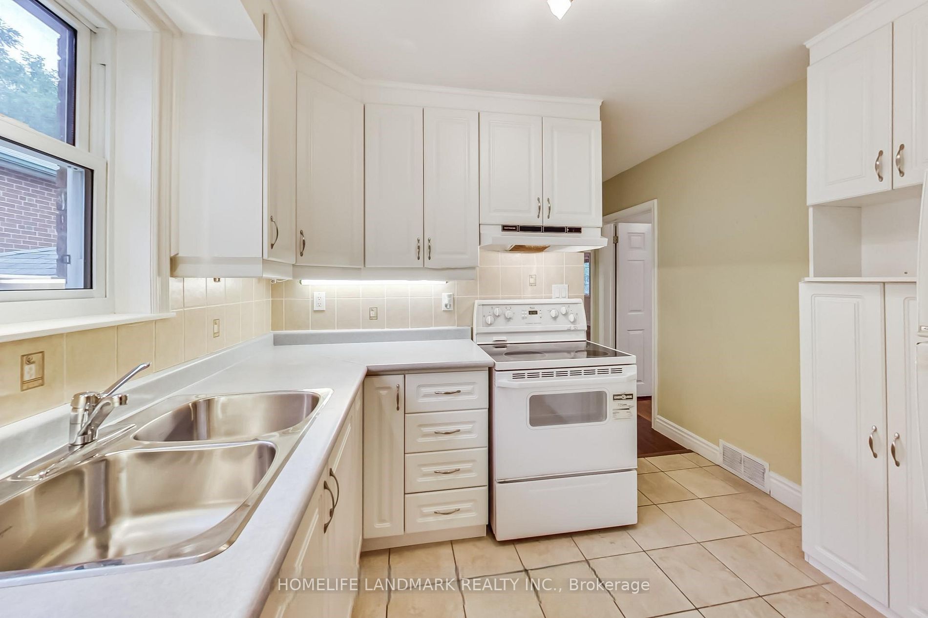 95 Poyntz Avenue, North York 5