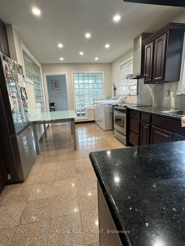 6 Harrington Crescent, North York 3