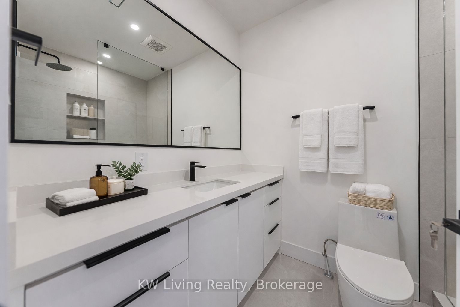 712 Eglinton Avenue E, Toronto 5