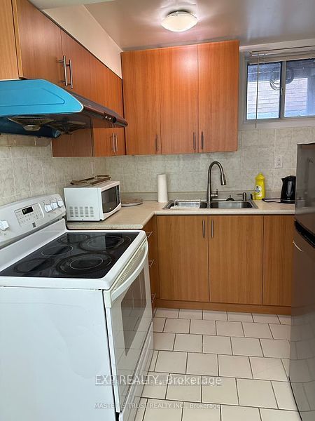 Unit Lower - 20 maureen Drive N, North York 5