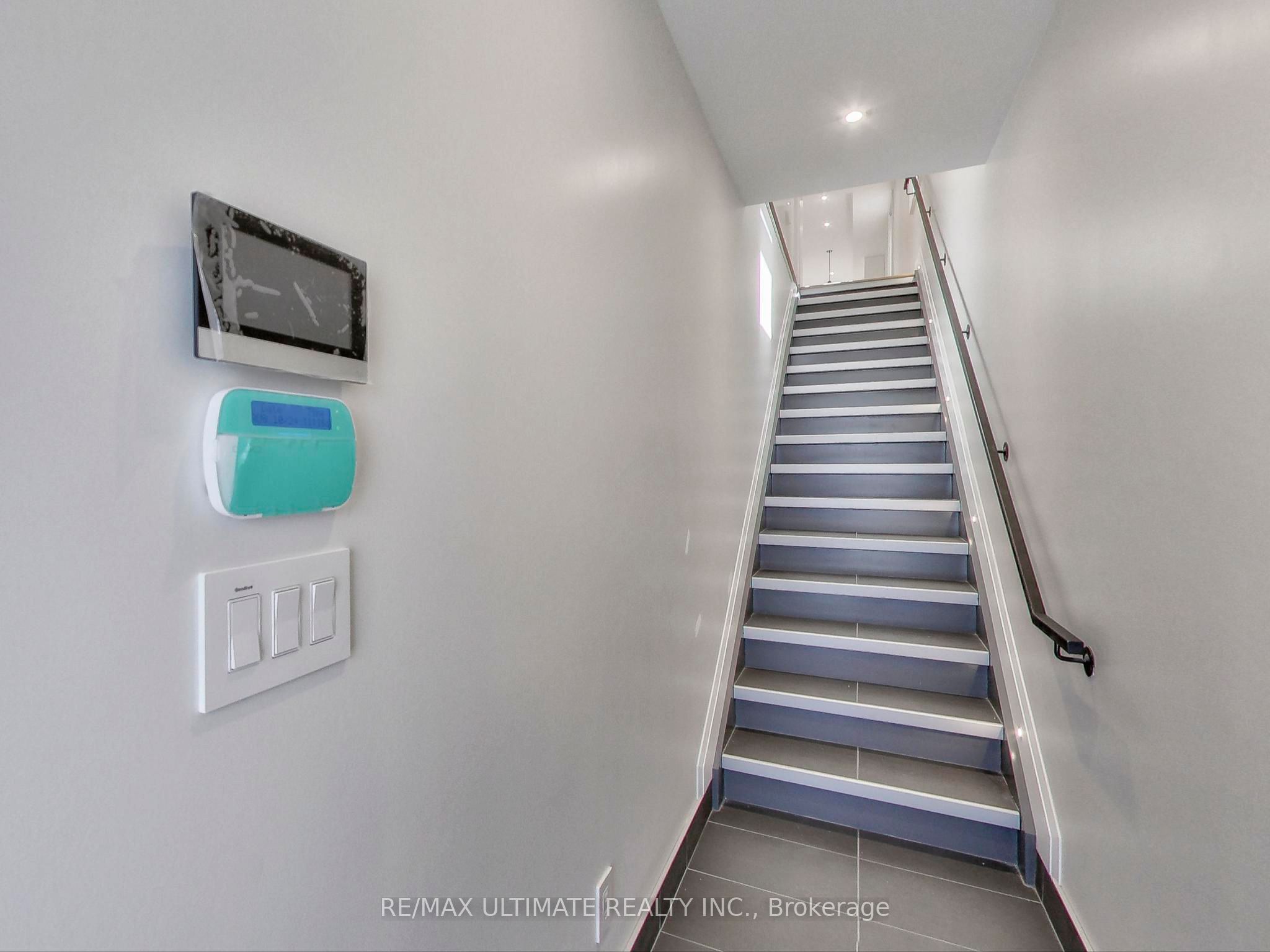Unit 201 - 387 Glenholme Avenue, Toronto 4