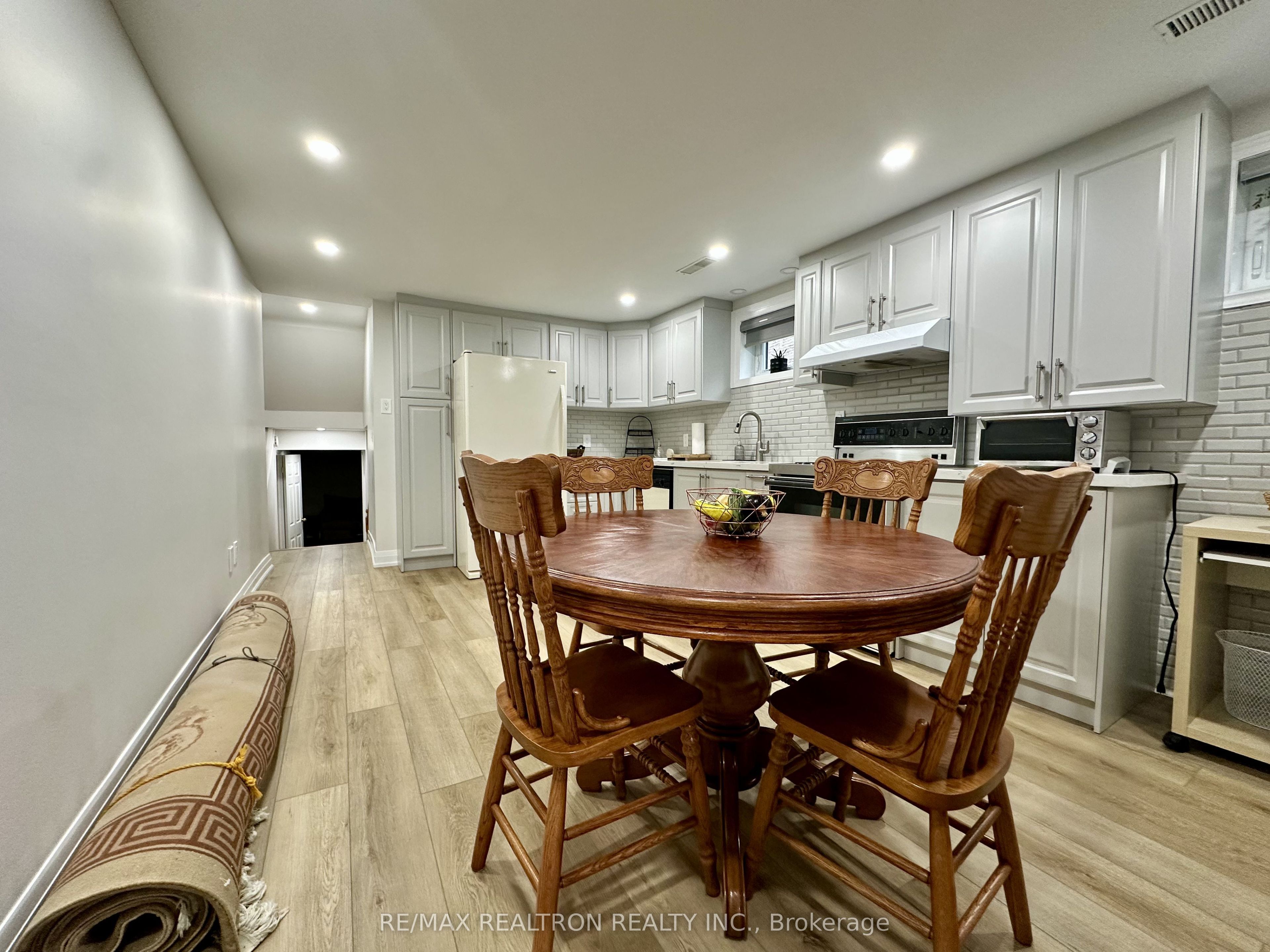 237 Shawnee Circle, North York 5