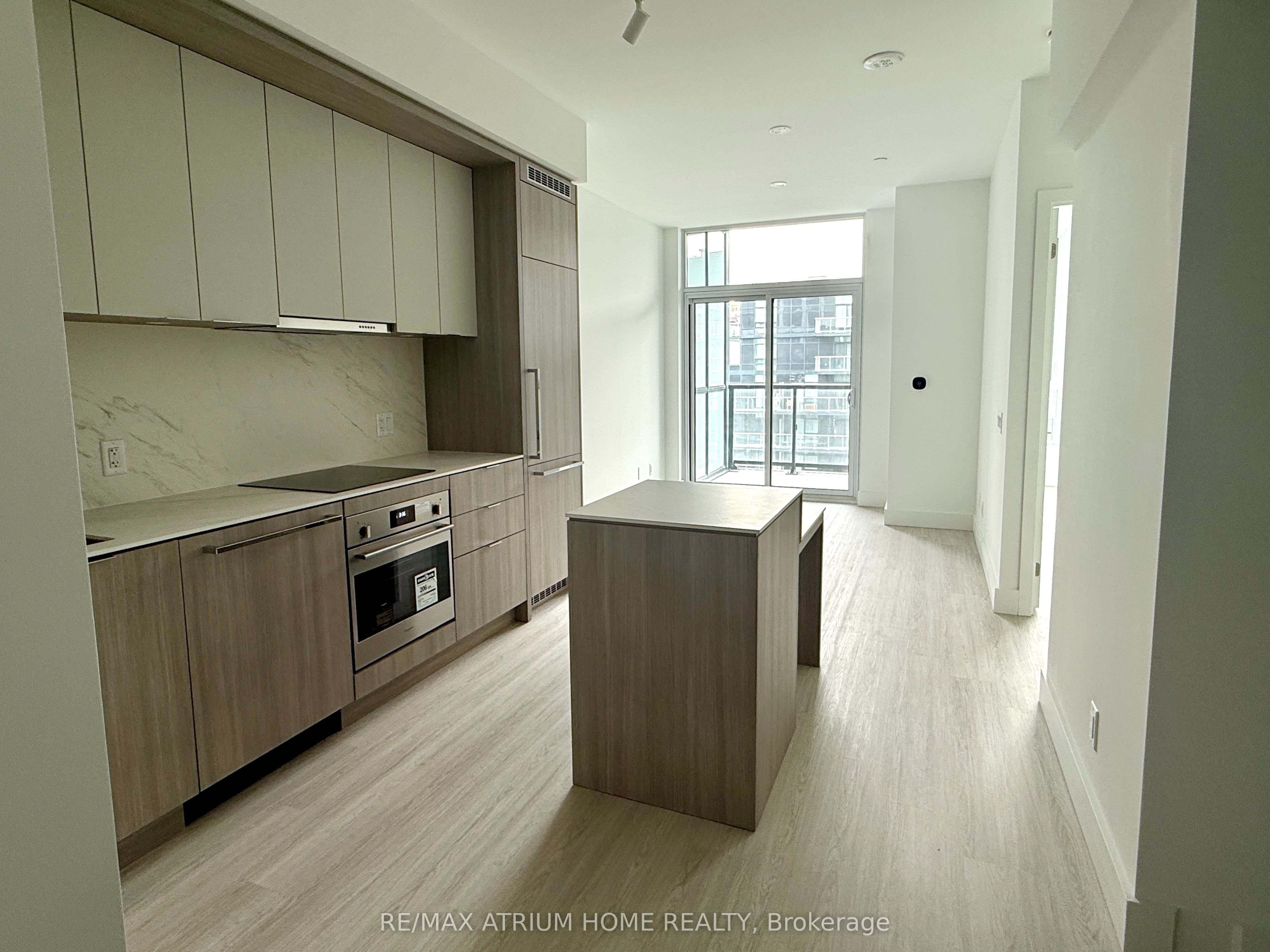 Unit 704 - 6 Greenbriar Road, North York 2