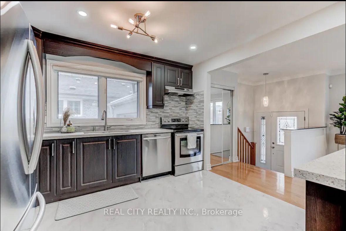 Unit Main - 96 Wyndcliff Crescent, North York 5