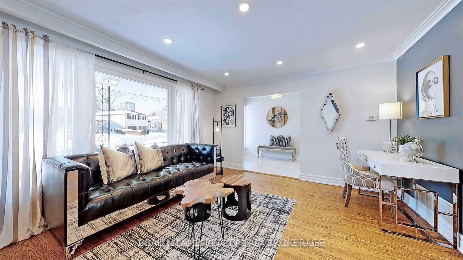 Unit Upper - 17 Baroness Crescent, North York 5
