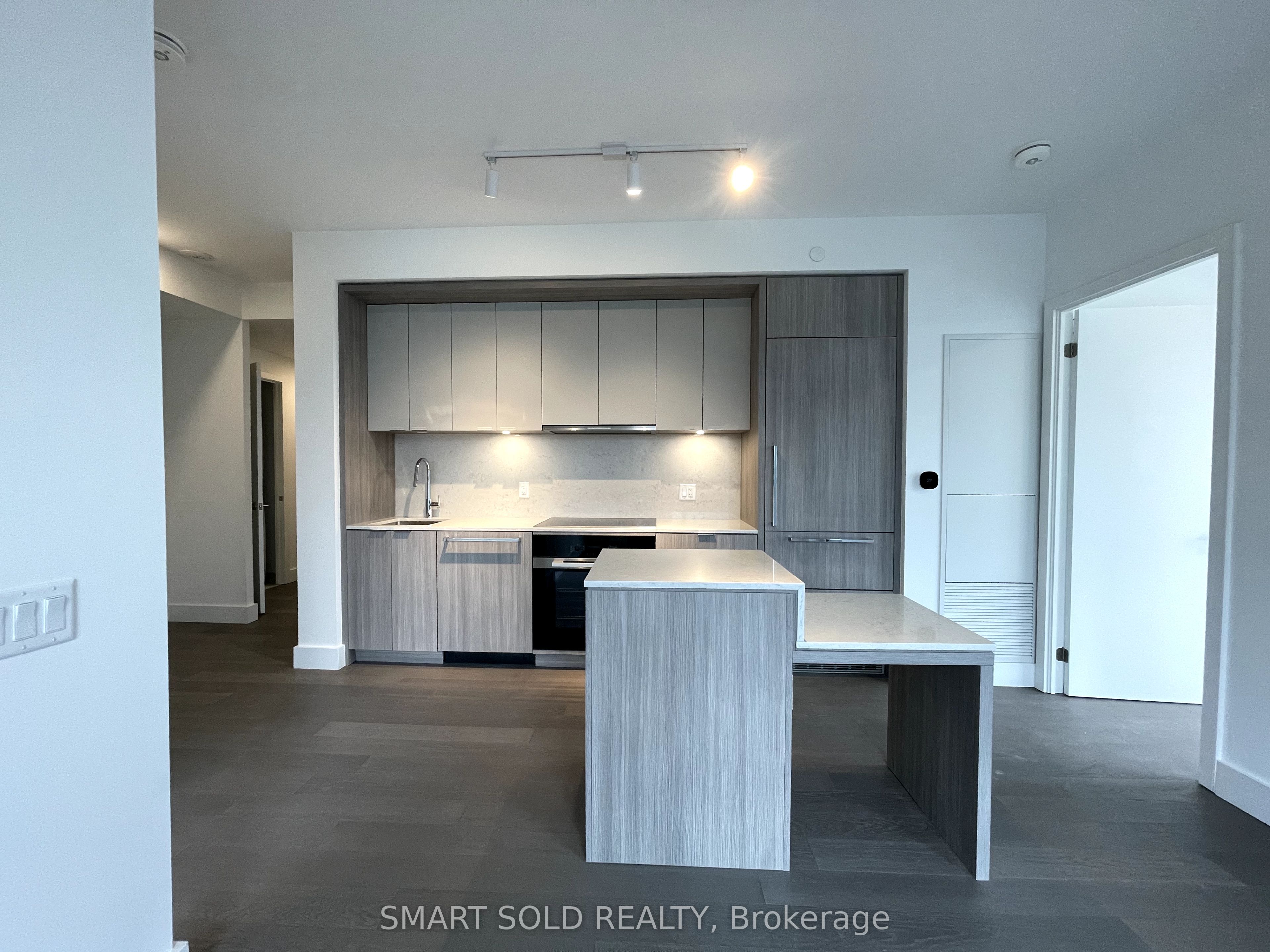 Unit 610 - 6 Greenbriar Road E, North York 3