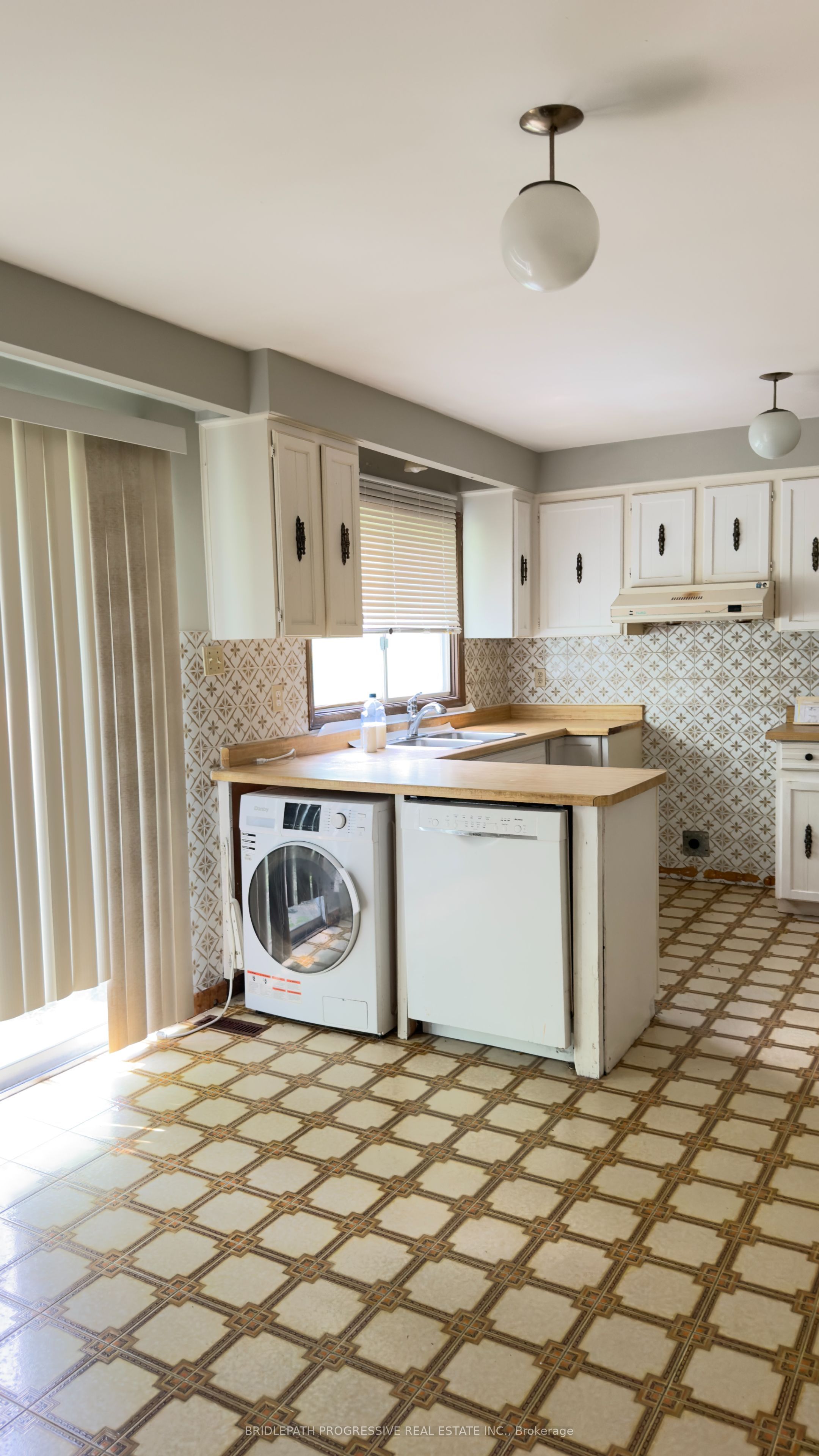 589 Sheppard Avenue E, North York 4