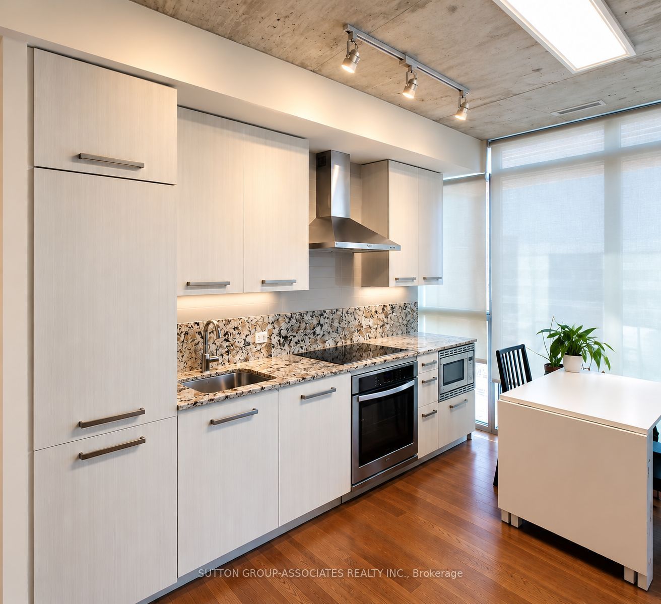 Unit 606 - 15 Beverley Street, Toronto 2