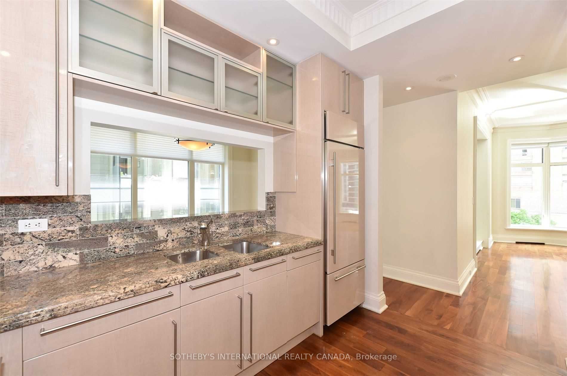 Unit 6D - 1 St. Thomas Street, Toronto 3