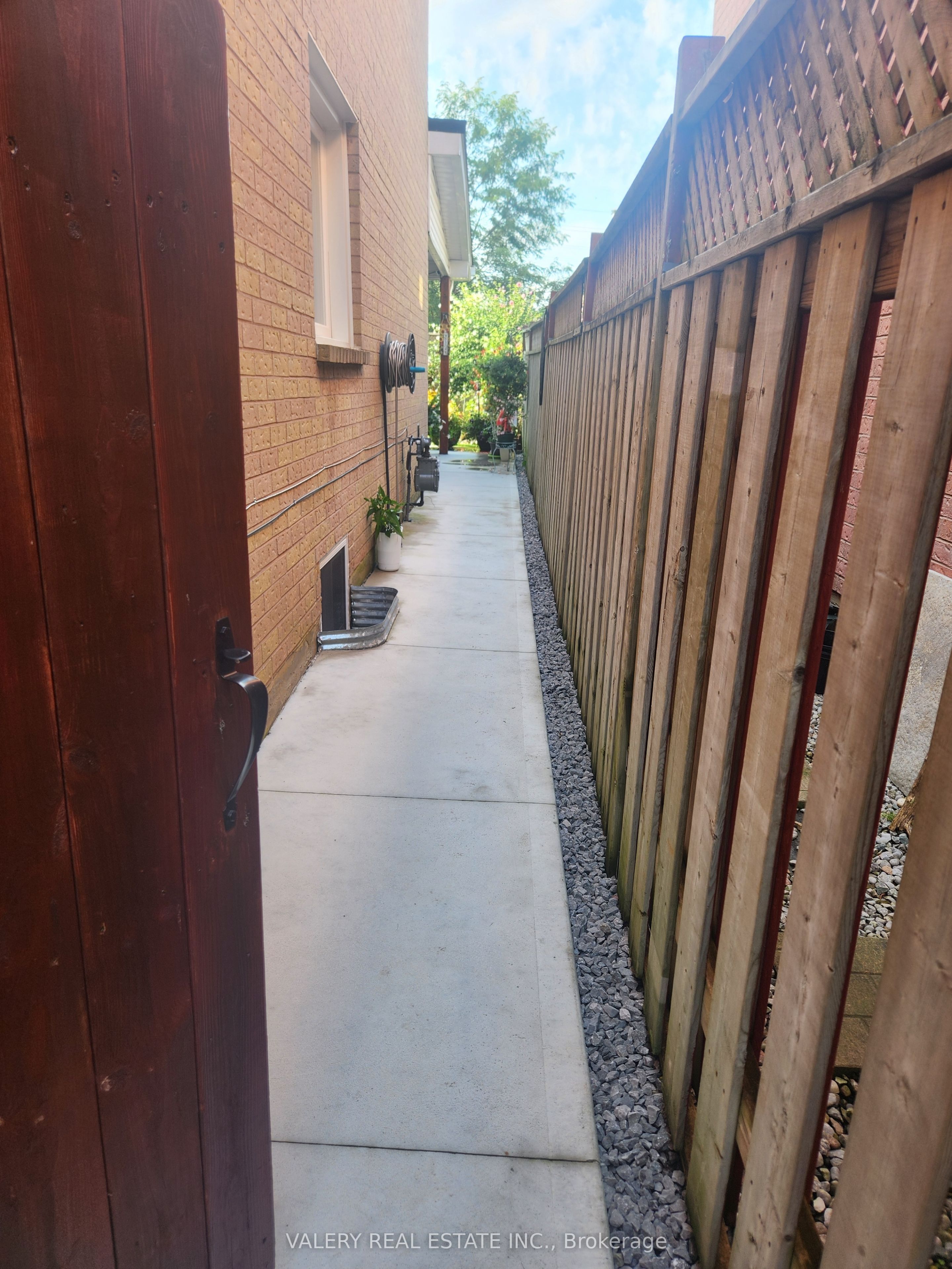 28 Iles Street, Ajax 4