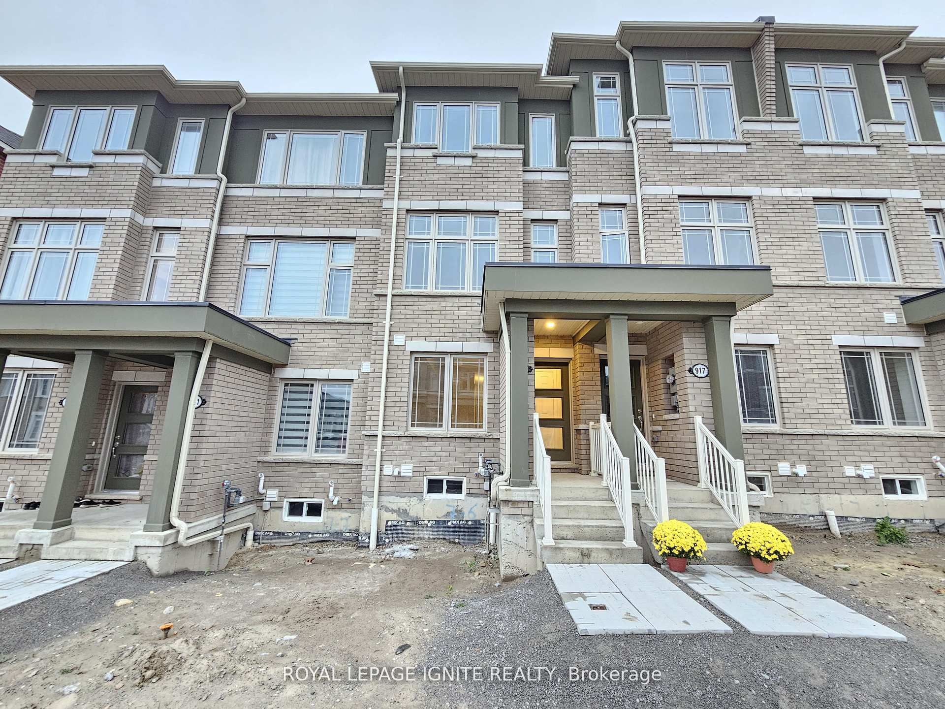919 Crowsnest Hollow, Pickering 2