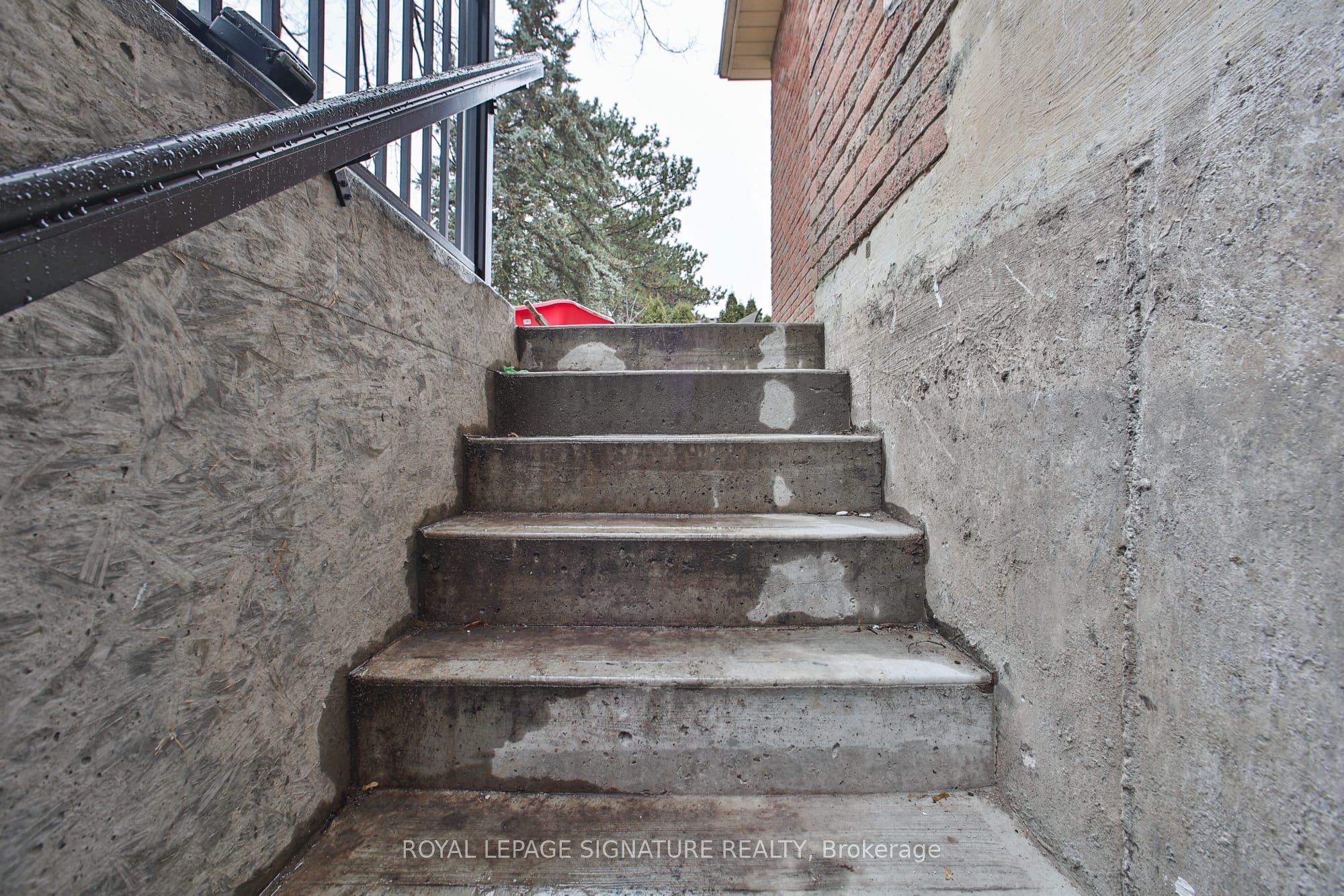Unit Bsmt - 816 Linden Court, Whitby 2