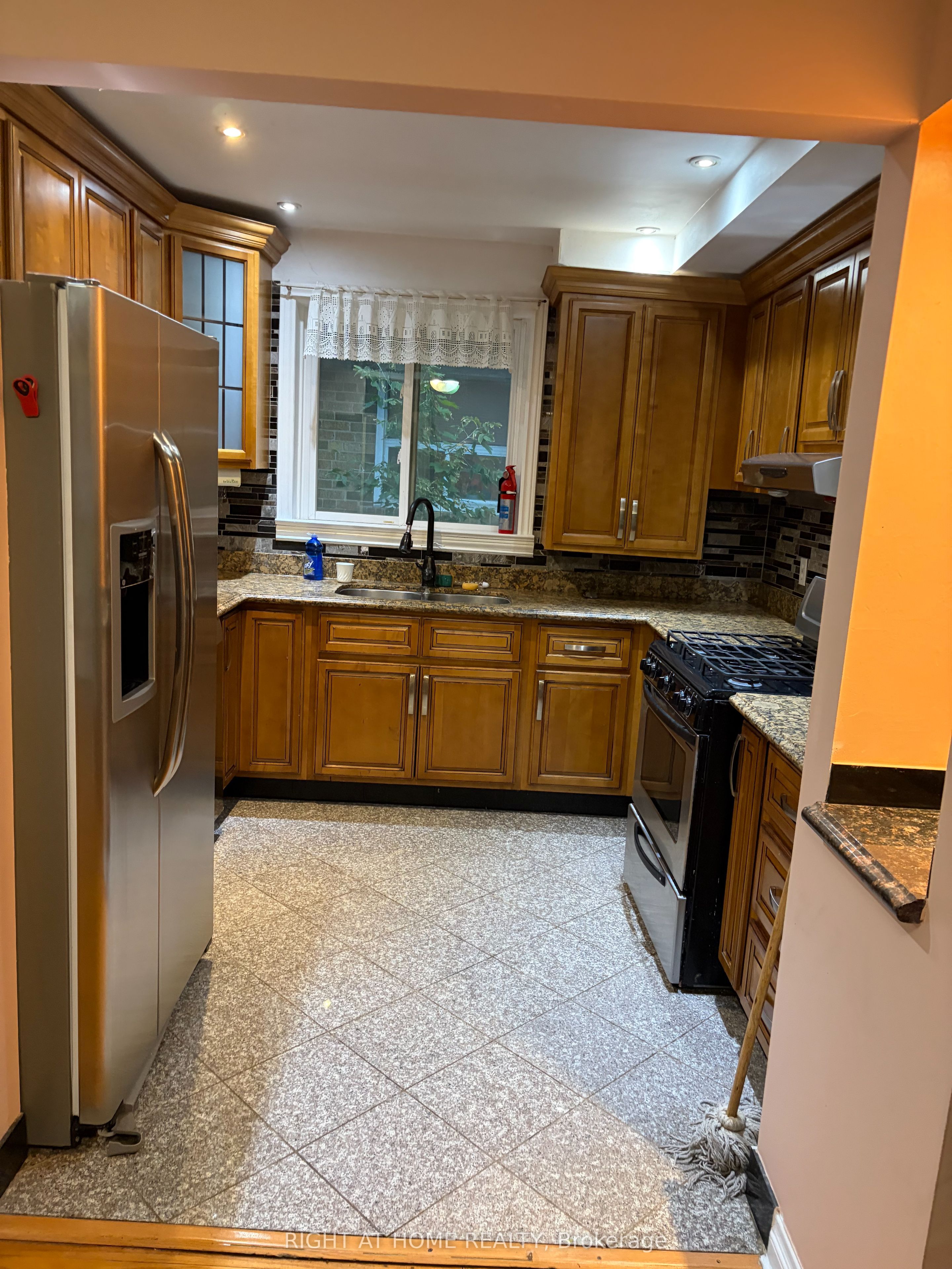 Unit Main Floor - 43 Ridgemoor Avenue, Scarborough 4