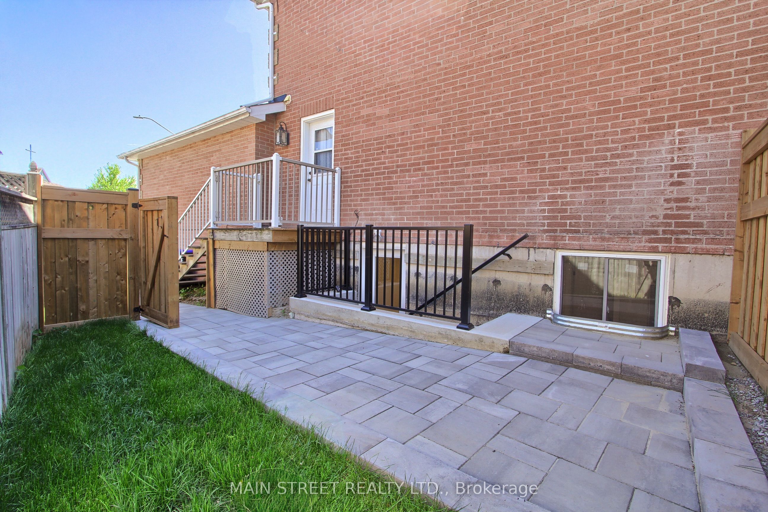 Unit B - 4 Carrington Place, Bradford West Gwillimbury 4
