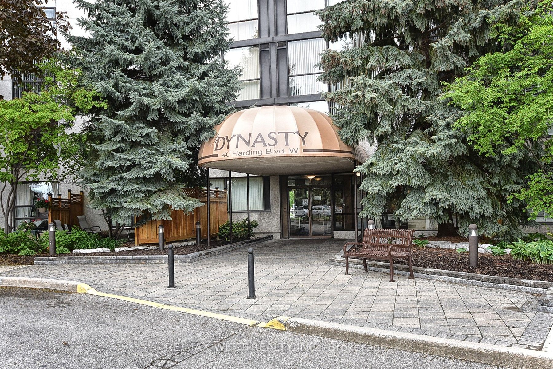 Unit 305 - 40 Harding Boulevard W, Richmond Hill 2