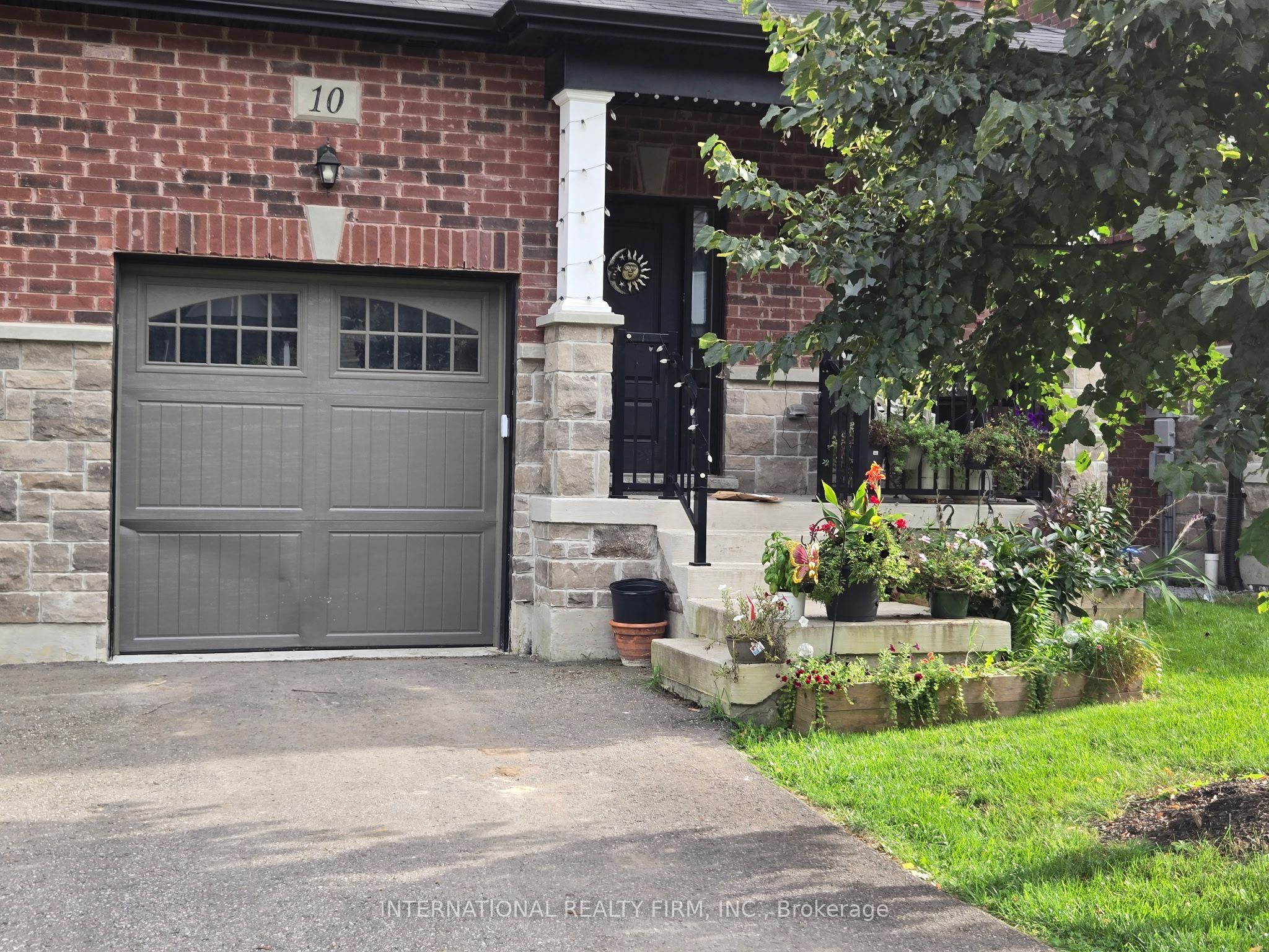 10 Gord Matthews Way, Uxbridge 1