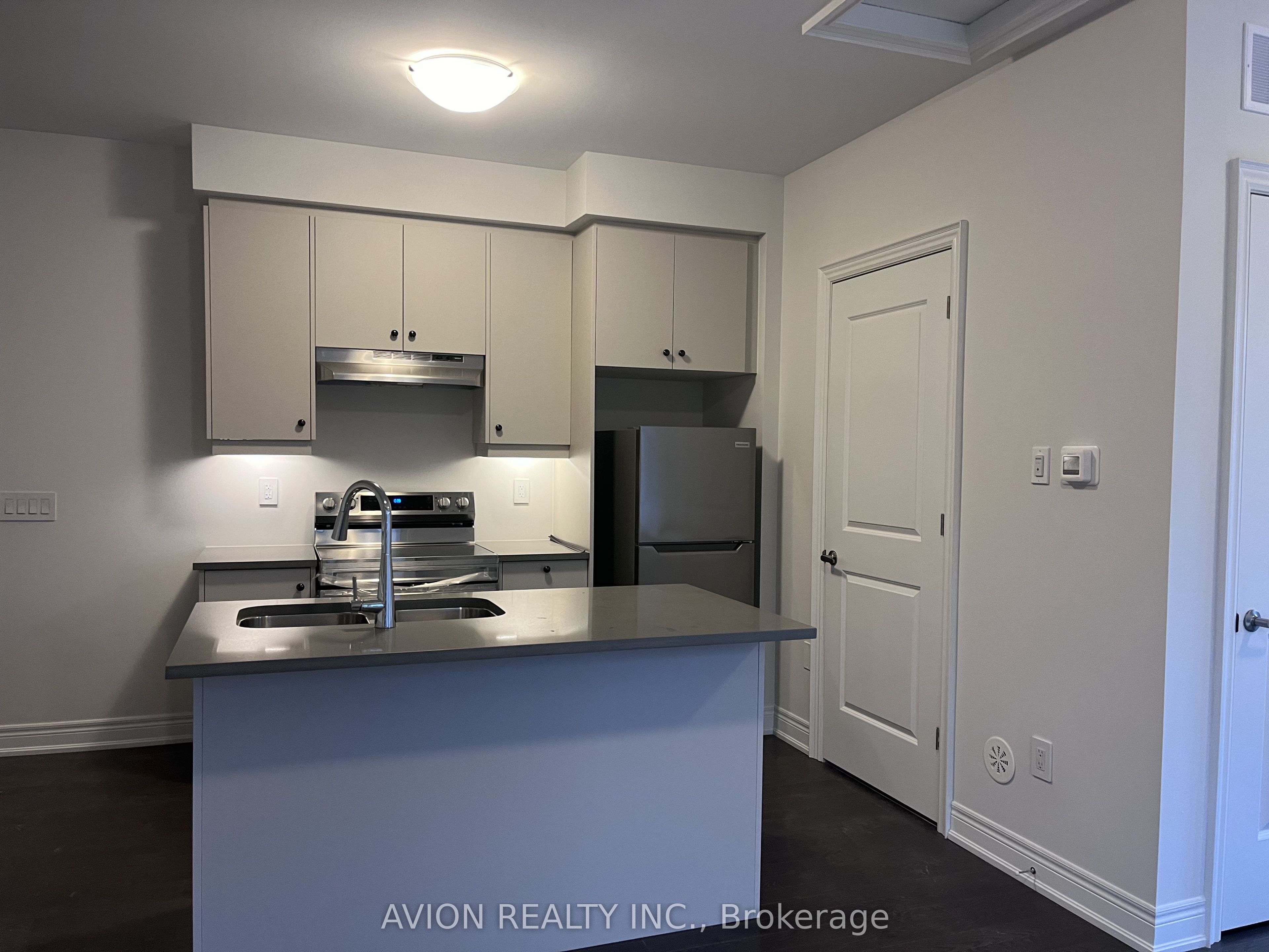 Unit coach - 6 Fred Lablanc Drive E, Markham 4