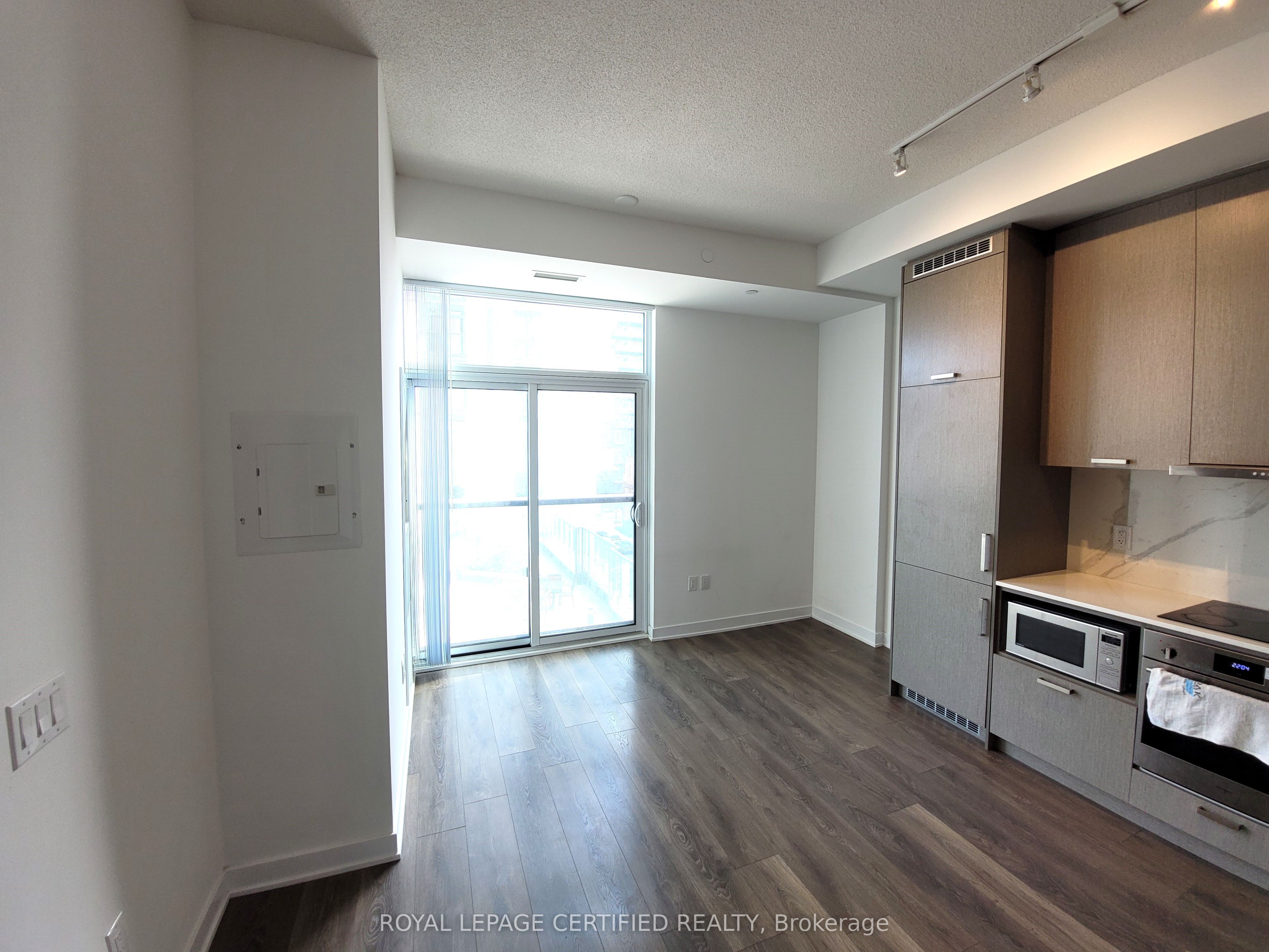 Unit 503 - 10 Honeycrisp Crescent, Vaughan 4