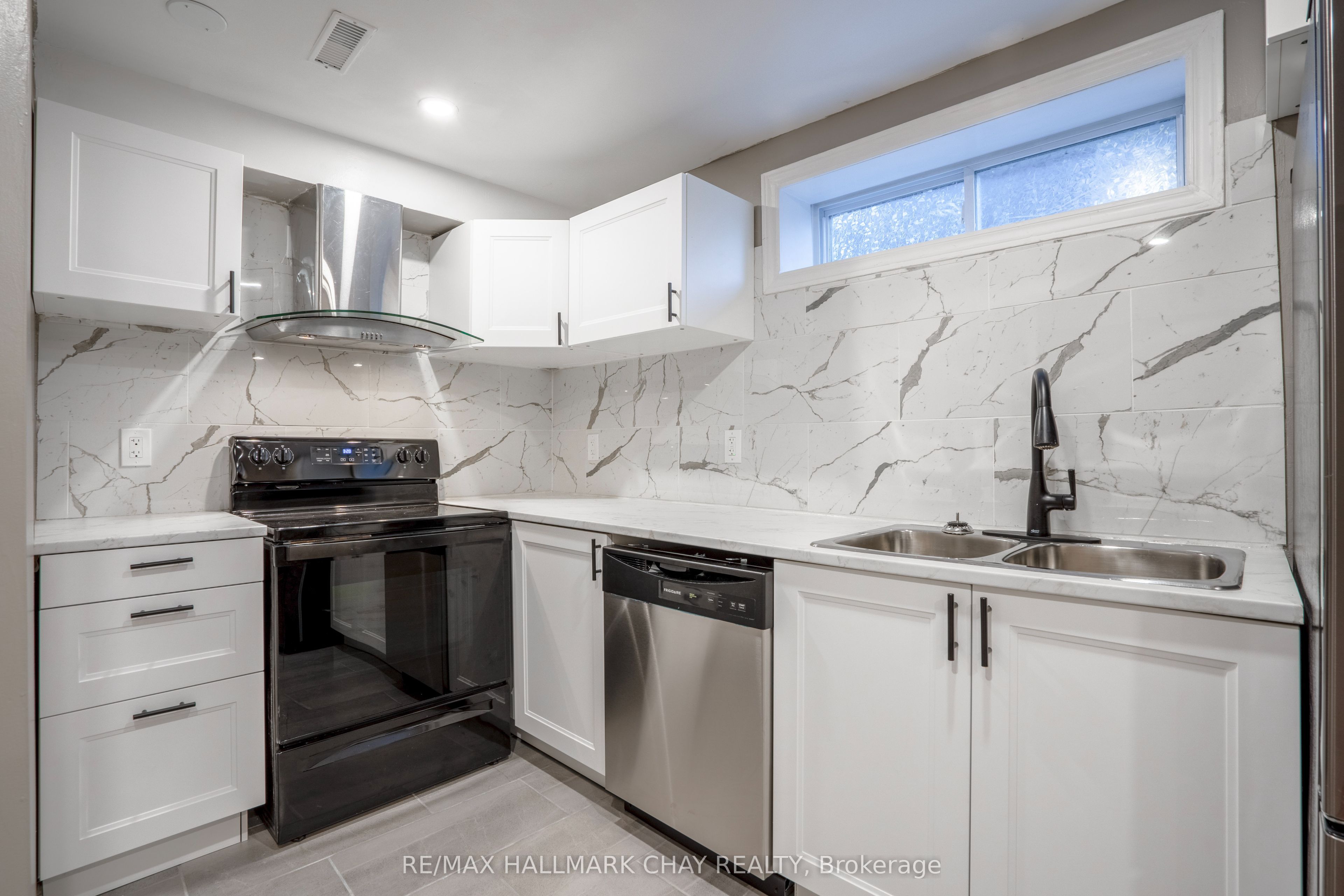 Unit Basement - 61 Neelands Street, Barrie 3