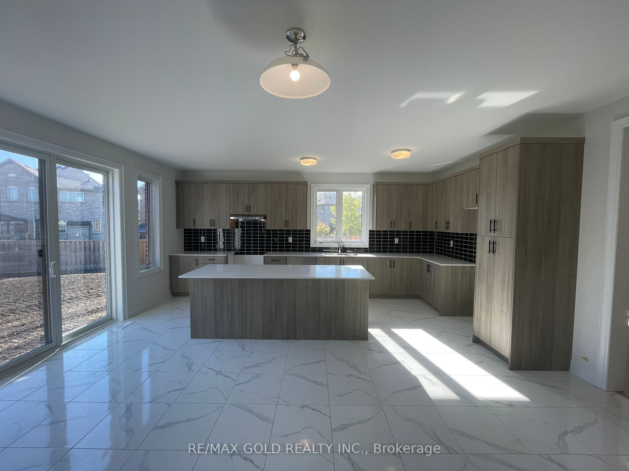 31 Dolomite Drive, Brampton 5