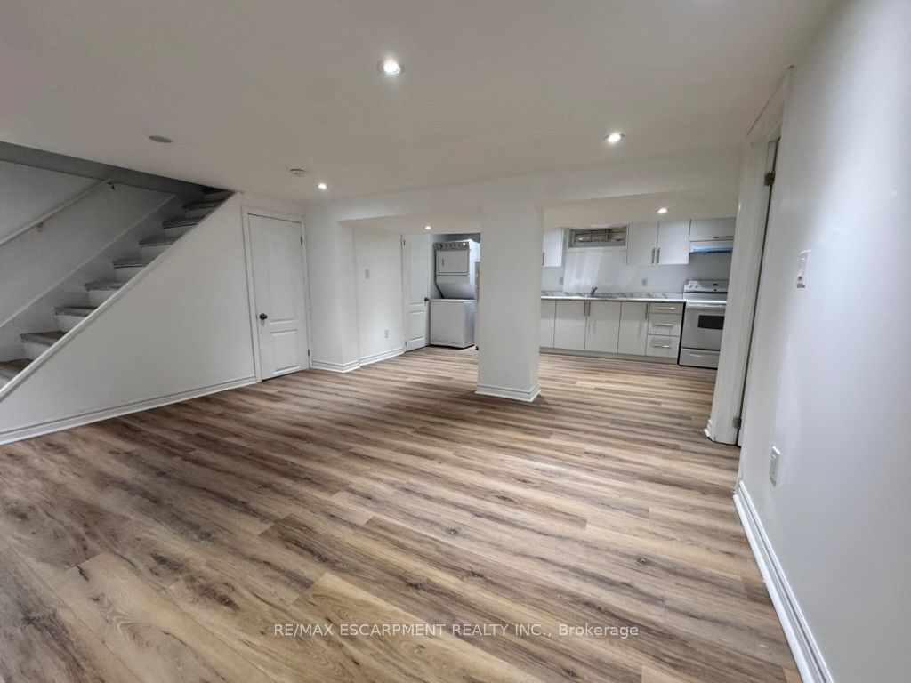 Unit Lower Unit - 46 Plains Road E, Burlington 3