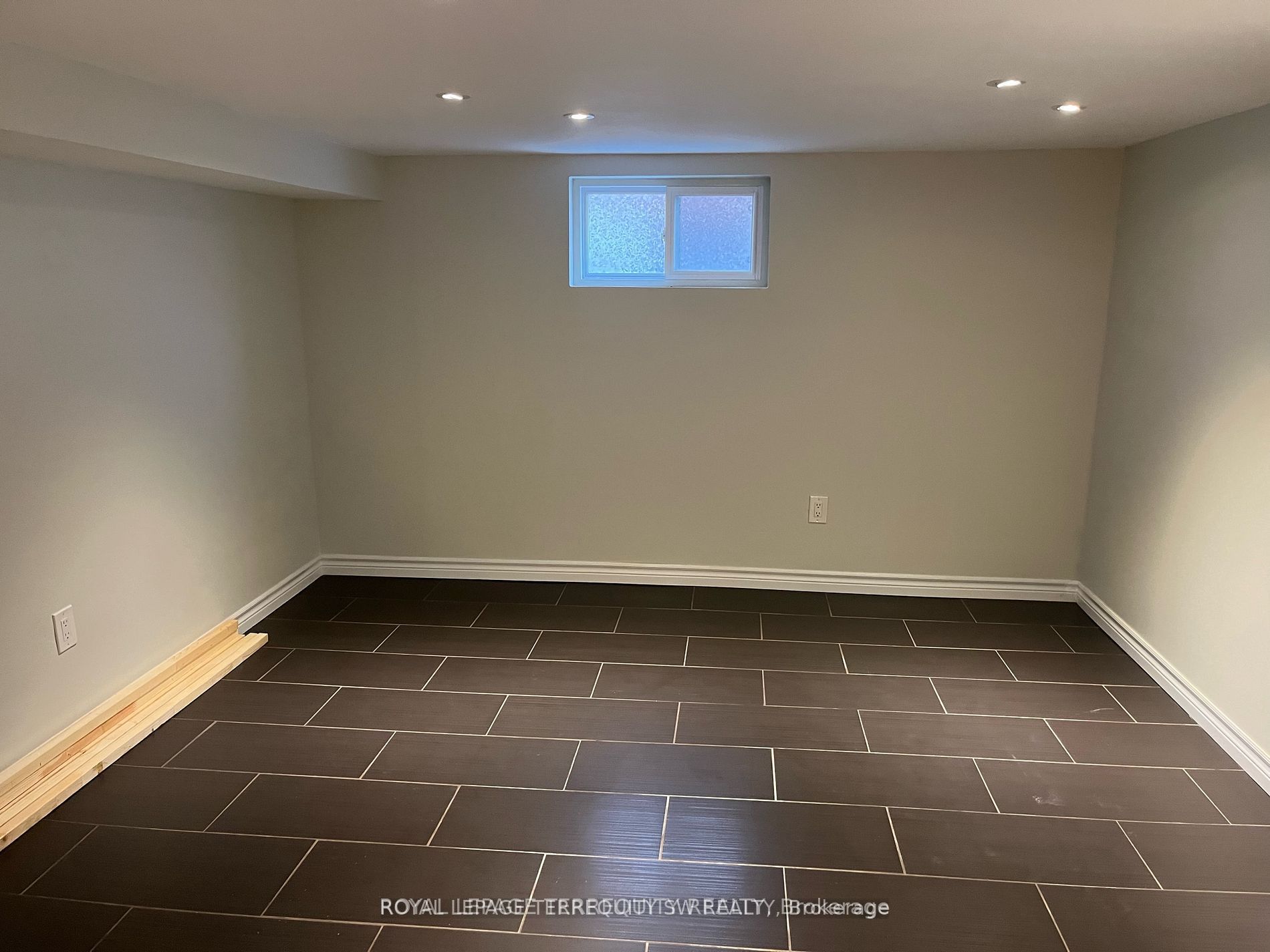 Unit Bsmt - 31 Chamberlain Avenue, Toronto 3