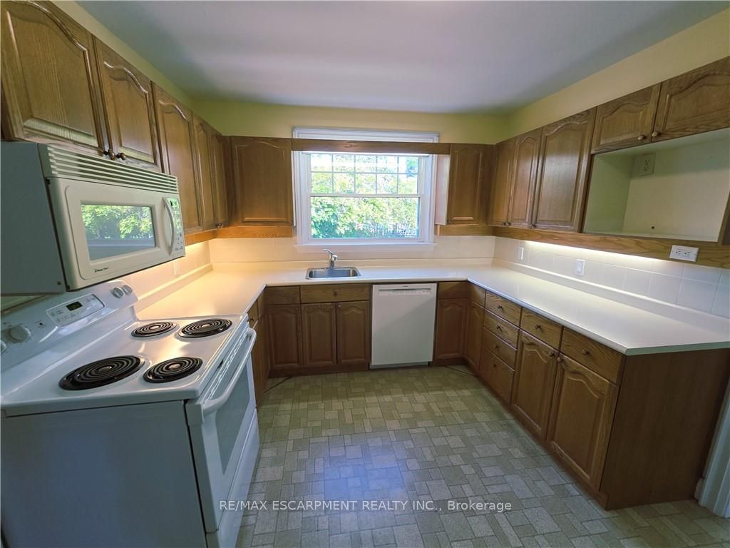 2047 James Street, Burlington 4