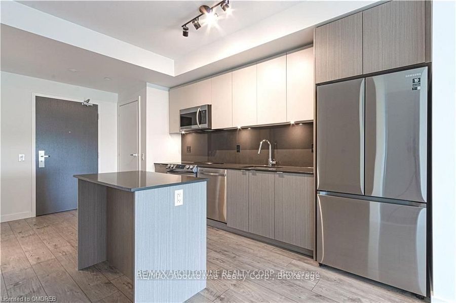Unit B0416 - 133 Bronte Road, Oakville 3