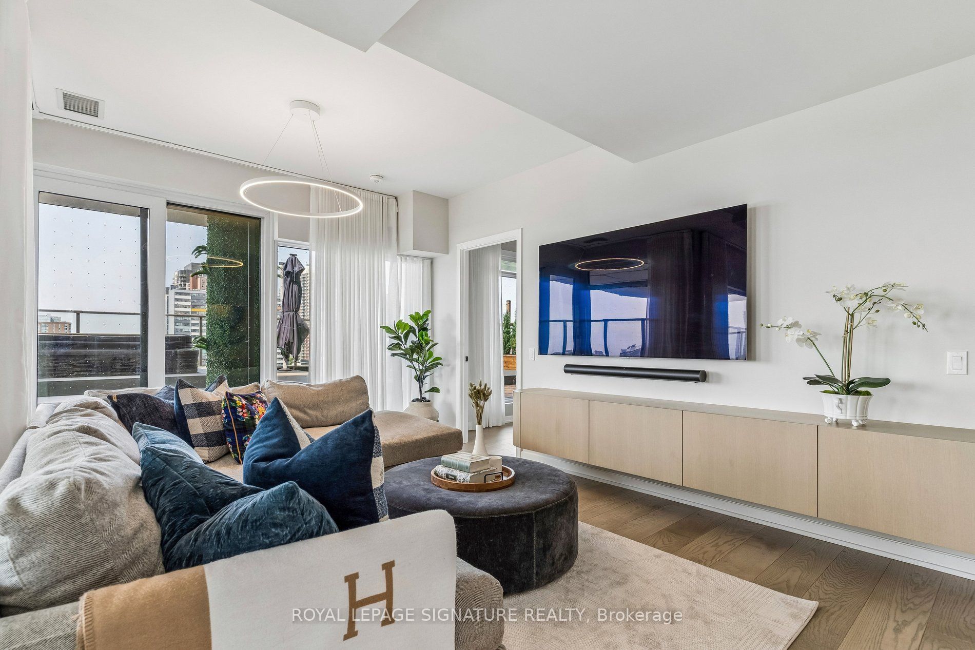 Unit 702 - 10 Graphophone Grove, Toronto 4