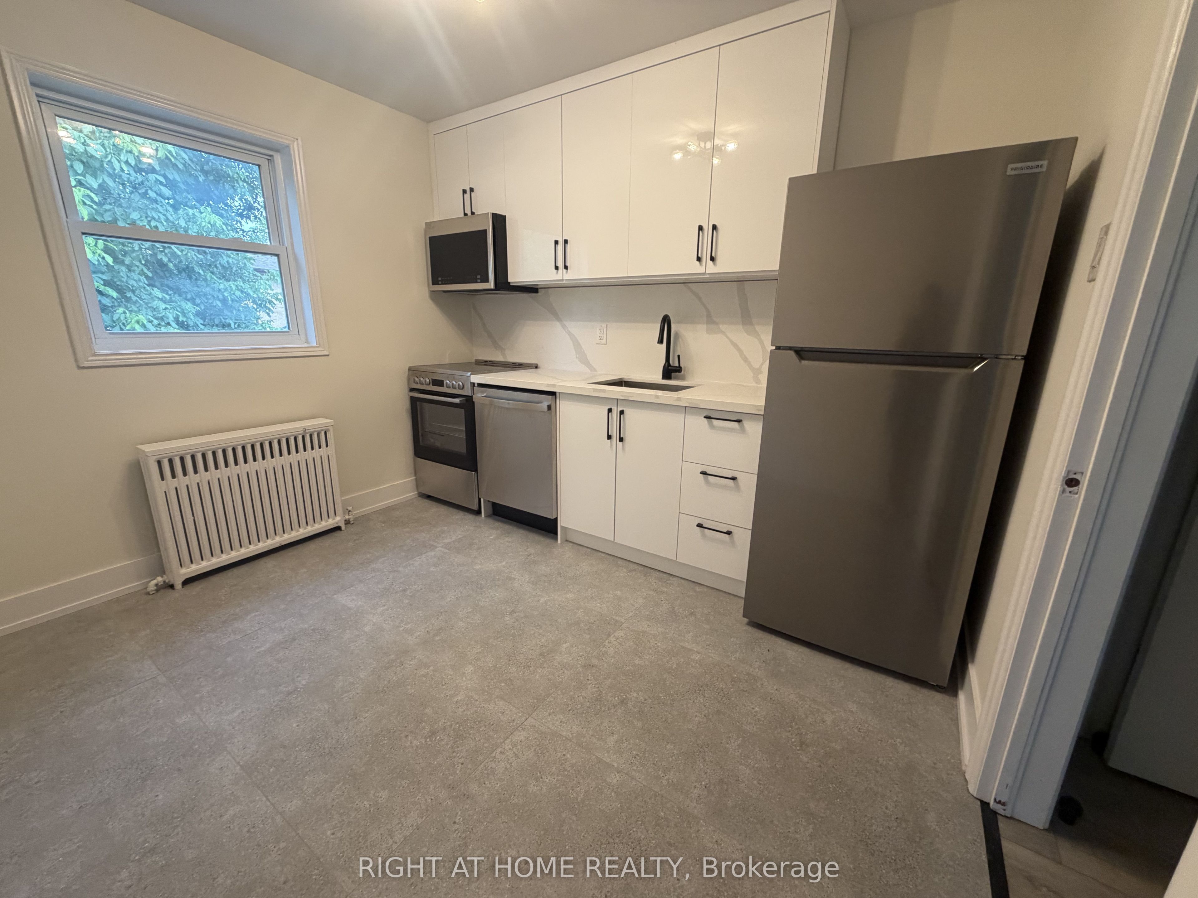 Unit 203 - 3384 Lake Shore Boulevard W, Etobicoke 2
