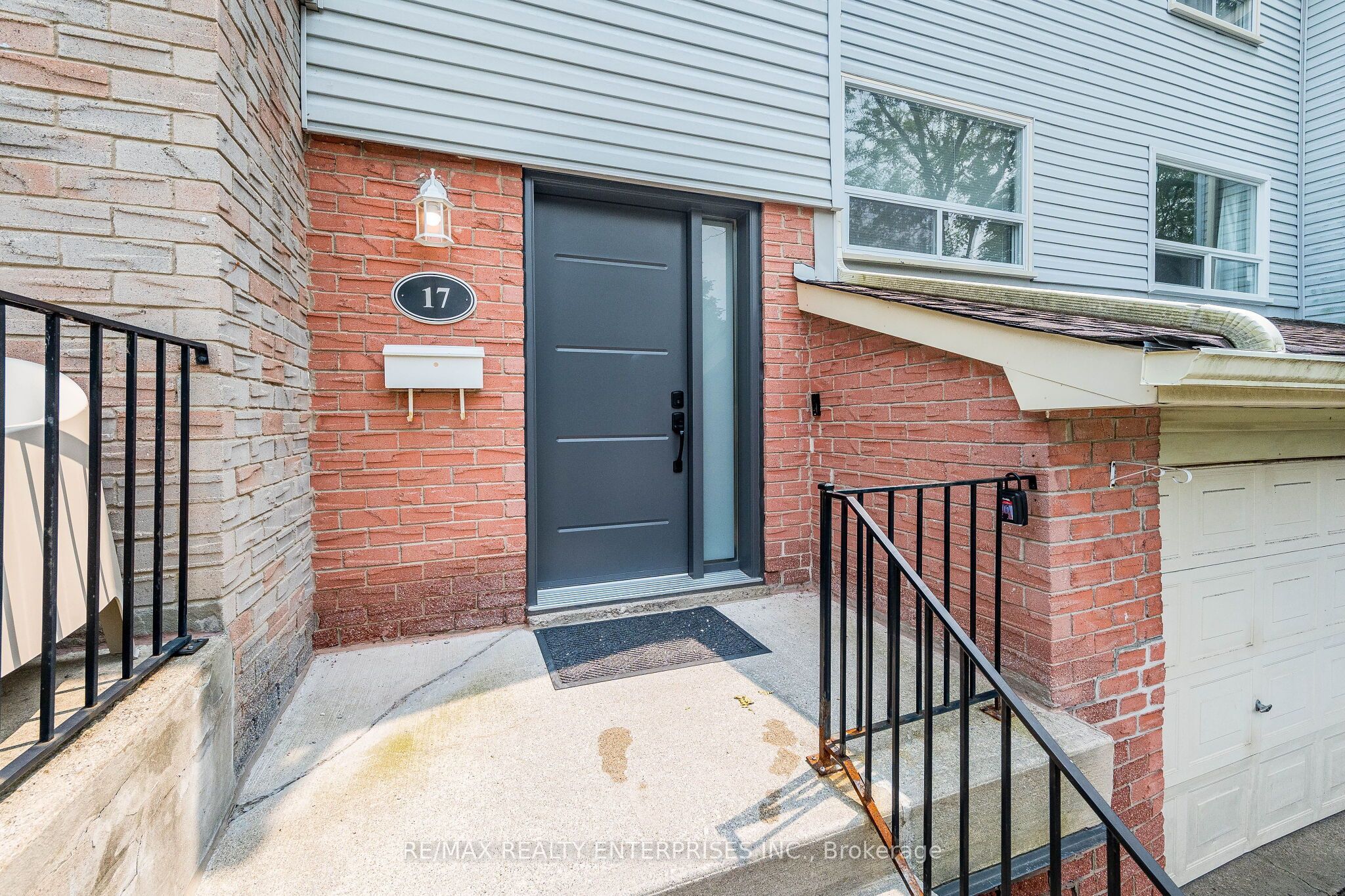 Unit 17 - 1055 Shawnmarr Road, Mississauga 3