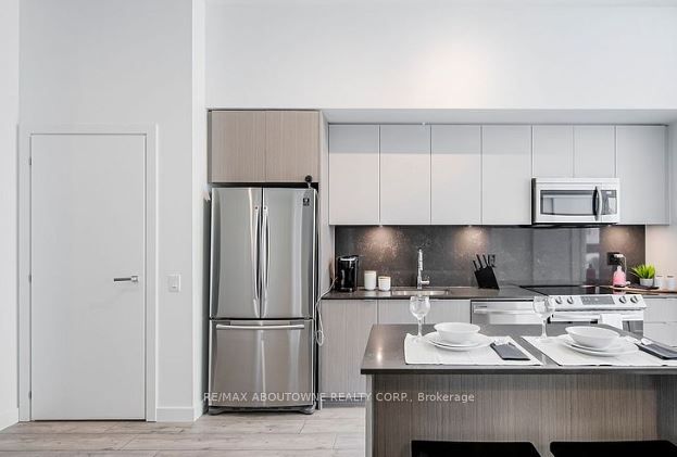Unit A917 - 125 Bronte Road, Oakville 5