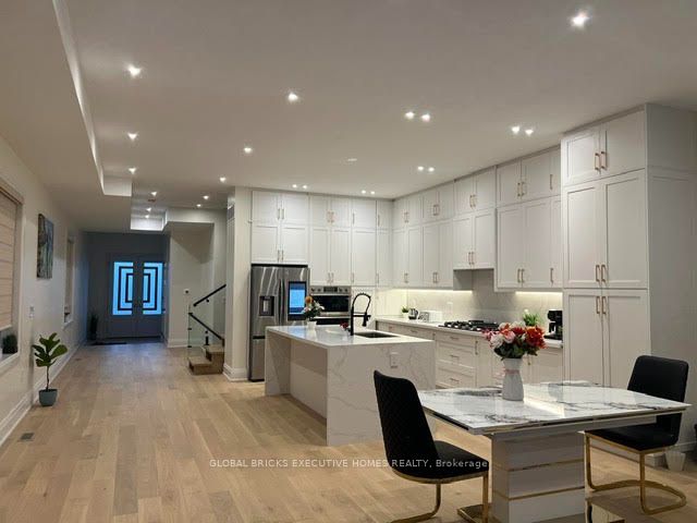 25A Pine Avenue N, Mississauga 2