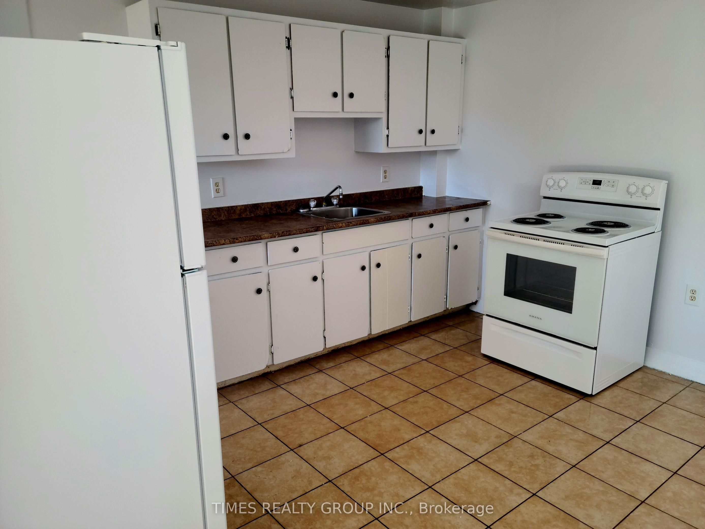 Unit F - 23 Manitou Crescent W, Loyalist 4