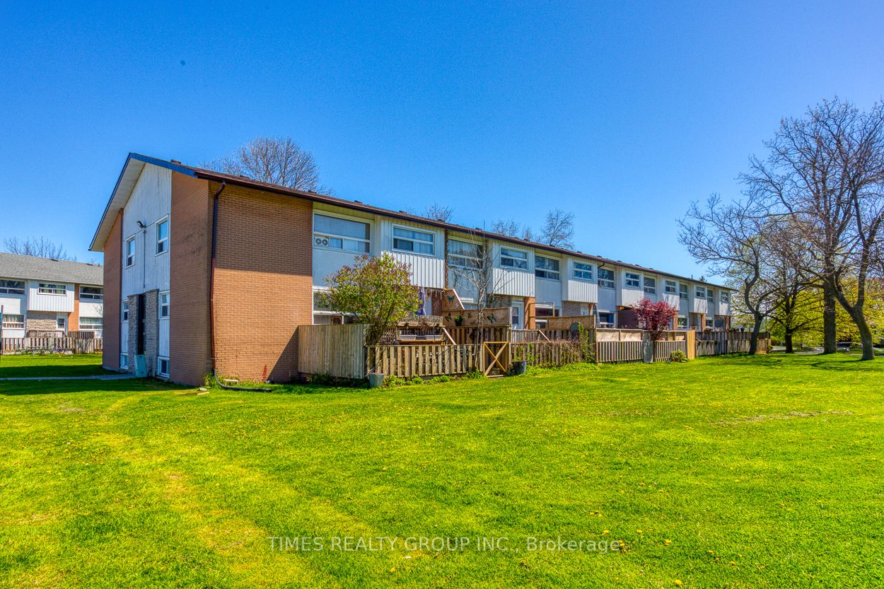 Unit 10 - 11 Manitou Crescent W, Loyalist 3