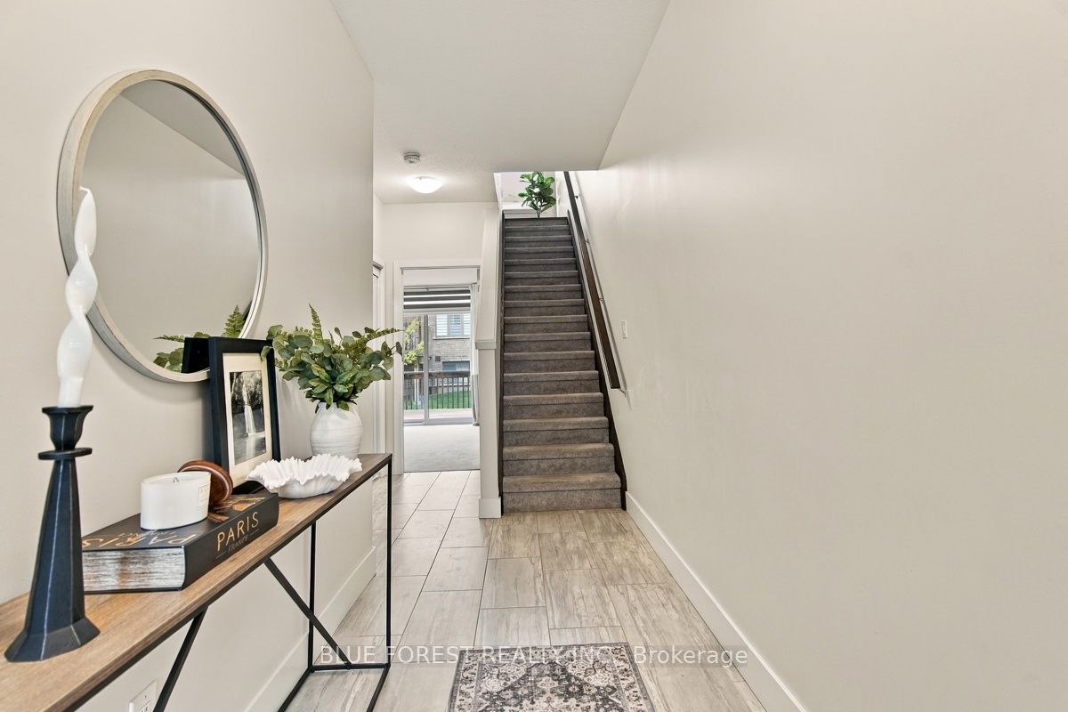 2112 Meadowgate Boulevard, London 3